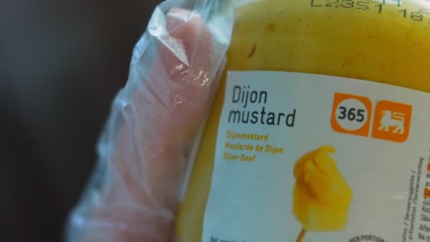 Szef Kuchni Przynosi Słoik Musztardy Dijon — Wideo stockowe