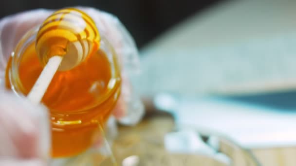Kok Giet Honing Transparante Kom Gebruik Een Houten Lepel Voor — Stockvideo