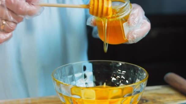 Μάγειρας Ρίχνει Μέλι Στο Διάφανο Μπολ Χρησιμοποιήστε Μια Ξύλινη Κουτάλα — Αρχείο Βίντεο