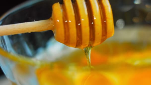 Cook Pours Honey Transparent Bowl Use Wooden Spoon Honey Macro — Stock Video