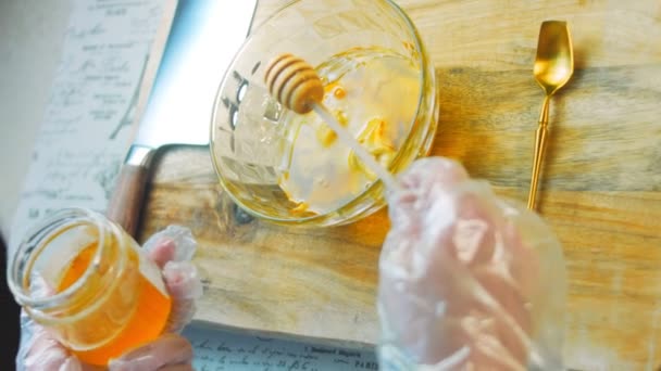 Μάγειρας Ρίχνει Μέλι Στο Διάφανο Μπολ Χρησιμοποιήστε Μια Ξύλινη Κουτάλα — Αρχείο Βίντεο