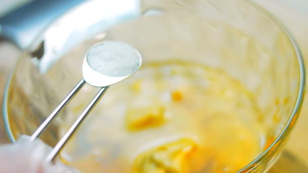 Cozinheiro Derrama Uma Colher Sopa Sal Sobre Ingredientes Para Mel — Vídeo de Stock