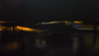 Aşçı ızgaraya başlamak için ocağı yakar..