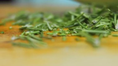 Şef biberiye bıçağıyla öğütüyor. Makro çekim.