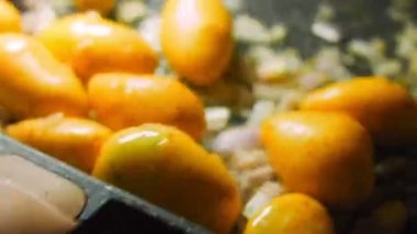 Bal Hardallı Tavuk ve VEGETable tarifi. Aşçı malzemeleri karıştırmak için tavayı sallar..