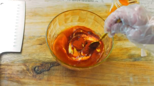 Chef Mistura Ingredientes Para Mel Molho Mostarda Com Uma Colher — Vídeo de Stock