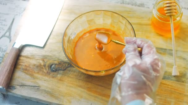 Chef Mengt Ingrediënten Voor Honing Mosterdsaus Met Een Gouden Lepel — Stockvideo