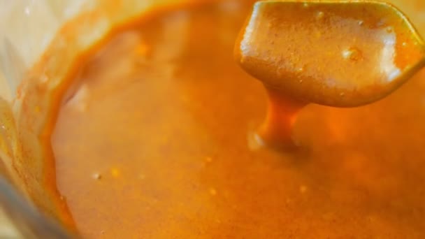 Chef Mélange Les Ingrédients Sauce Miel Moutarde Avec Une Cuillère — Video