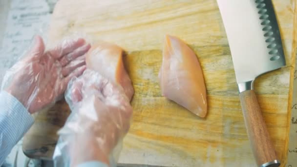 Chef Pone Especias Pollo Añadir Sal — Vídeos de Stock