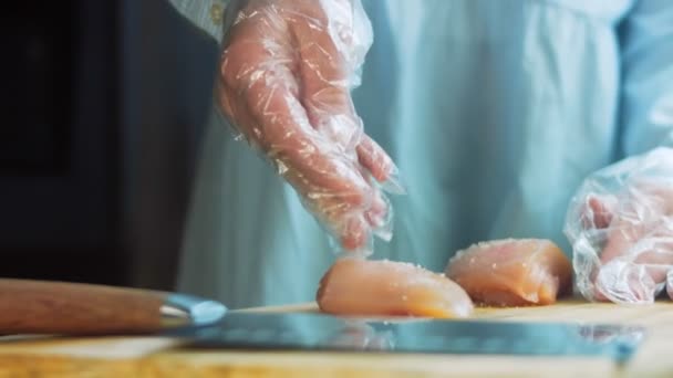 Séf Fűszereket Tesz Csirkére Hozzáadása — Stock videók