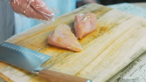 Séf Fűszereket Tesz Csirkére Fekete Bors Hozzáadása — Stock videók