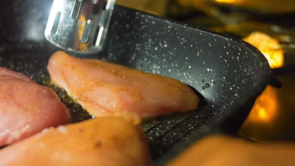 Chef Asa Pollo Cocido Parrilla Con Pinzas Comida — Vídeos de Stock