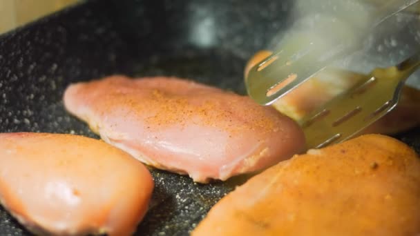 Chef Asa Pollo Cocido Parrilla Con Pinzas Comida — Vídeos de Stock