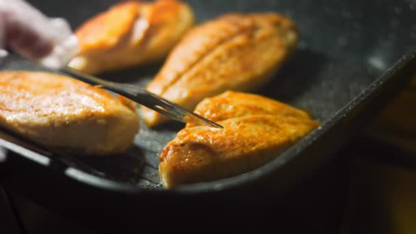 Chef Asa Pollo Cocido Parrilla Con Pinzas Comida — Vídeos de Stock
