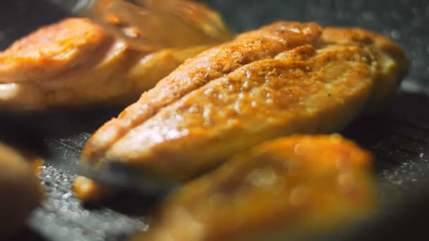 Koki Memanggang Ayam Yang Dimasak Atas Panggangan Dengan Penjepit Makanan — Stok Video