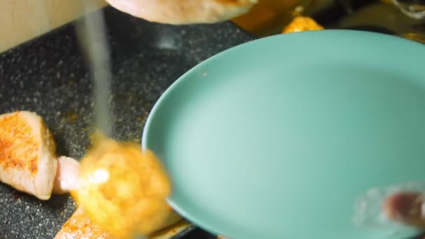 Cocinero Retira Pollo Cocido Parrilla Con Ayuda Pinzas Comida — Vídeos de Stock