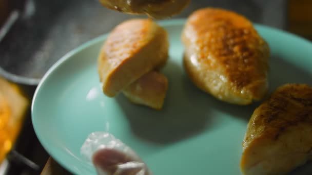 Cozinheiro Remove Frango Cozido Grelha Com Ajuda Pinças Comida — Vídeo de Stock