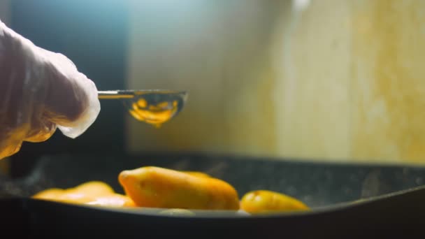 Honing Mosterd Chicken Groenten Recept Kok Schenkt Een Eetlepel Olie — Stockvideo