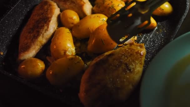 芥末清汤和蔬菜配方 厨师用食物钳把土豆和鸡肉排好 — 图库视频影像