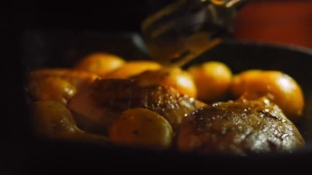 蜂蜜マスタードチキンと野菜のレシピ シェフはジャガイモと鶏肉をフードトングでアレンジします — ストック動画