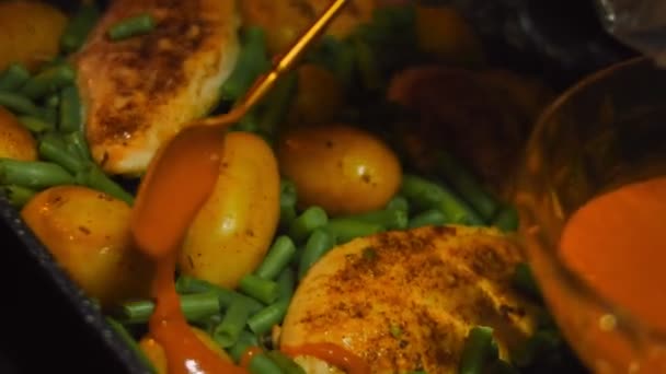 Honing Mosterd Chicken Groenten Recept Gekookt Vlees Nieuwe Aardappelen Zijn — Stockvideo