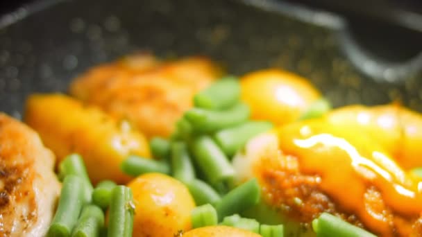 머스터드 Chicken Vegetables 레시피 고기와 새로운 감자가 프라이팬에 닭고기 겨자를 — 비디오