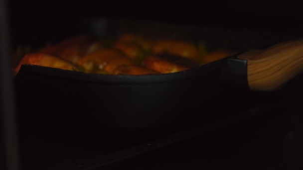 Рецепт Мёда Горчицы Курицы Овощей Повар Приносит Курицу Приготовленным Картофелем — стоковое видео