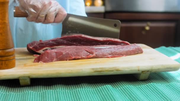 シェフは牛肉の筋肉をプロのナイフで切ります — ストック動画