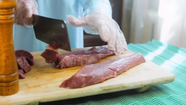 Chef Corta Músculo Carne Com Uma Faca Profissional — Vídeo de Stock
