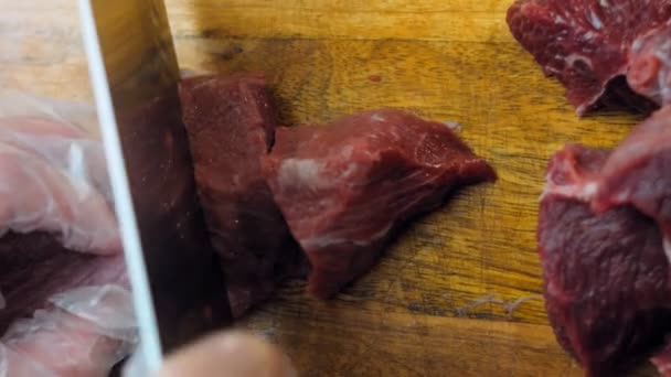 シェフは牛肉の筋肉をプロのナイフで切ります — ストック動画