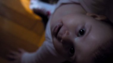 Şef kaseye salamura sosu malzemeleriyle birlikte bir yemek kaşığı sirke ekler. Küçük çocuk masanın altında oynuyor..