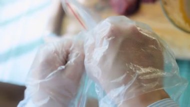 Şef salamura için yiyecek paketini açar..