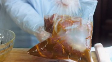 Soya sosunda salamura edilmiş et retro tepside plastik ambalajda..