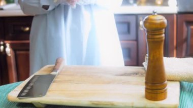 Şef yemek masasına şampiyon mantarları koyar. Kaydırıcı atışı.