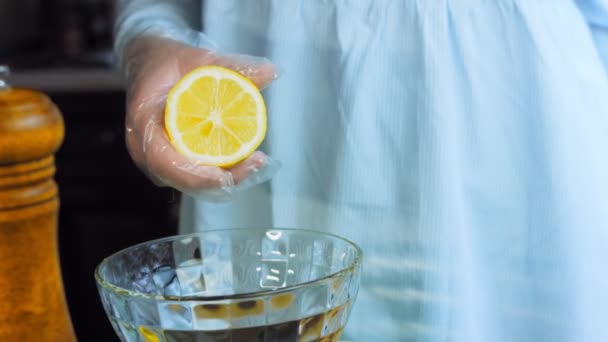 Cook Drains Lemon Juice Macro Slider Shooting — Stock Video