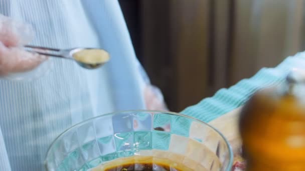 Chef Añade Una Cucharada Mostaza Dijon Bowl Con Los Ingredientes — Vídeos de Stock