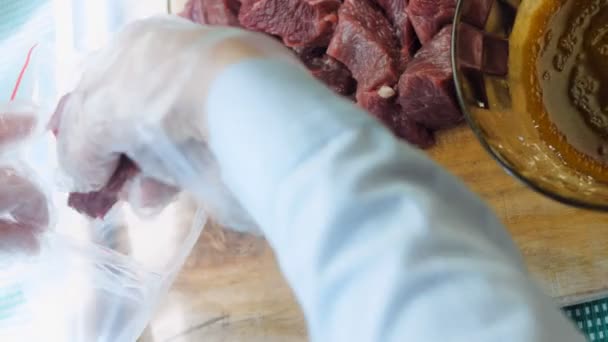 Der Koch Legt Das Rindfleisch Die Lebensmittelverpackung Für Die Marinade — Stockvideo