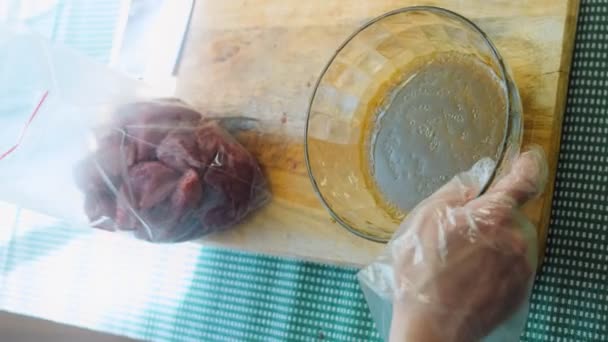 Carne Res Marinada Salsa Soja Plástico Envuelta Una Bandeja Retro — Vídeo de stock