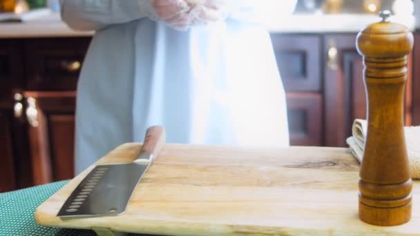 Szef Kuchni Kładzie Grzyby Champignon Stole Gotowania Zdjęcia Suwakowe — Wideo stockowe