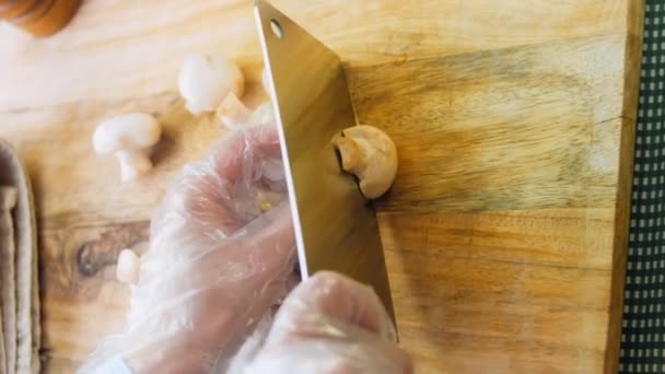 Der Koch Halbiert Die Pilze Mit Einem Professionellen Messer — Stockvideo