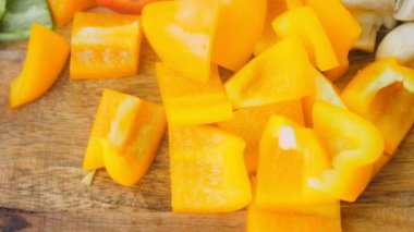 Doğranmış ve taze sebze dilimlenmiş. Farklı renkte biberler ve kırmızı soğanlı mantarlar..