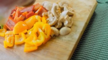 Şef baharat ve sebzeler için karabiber öğütüyor..