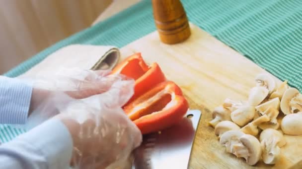 Chef Corta Cuadrados Pimiento Rojo Dulce Con Cuchillo Profesional — Vídeo de stock