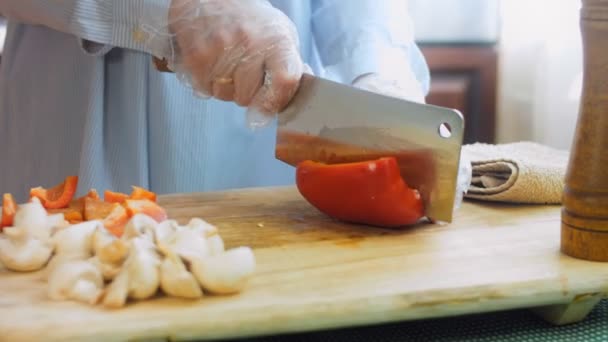 Шеф Повар Разрезает Сладкий Красный Перец Профессиональным Ножом — стоковое видео
