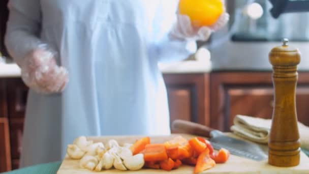 Der Koch Jongliert Mit Einer Süßen Gelben Paprika Und Schneidet — Stockvideo