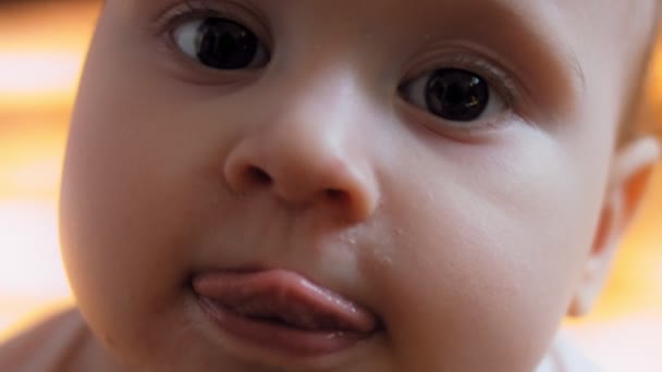 Портрет Однорічної Дівчини Показує Щасливий Язик — стокове відео