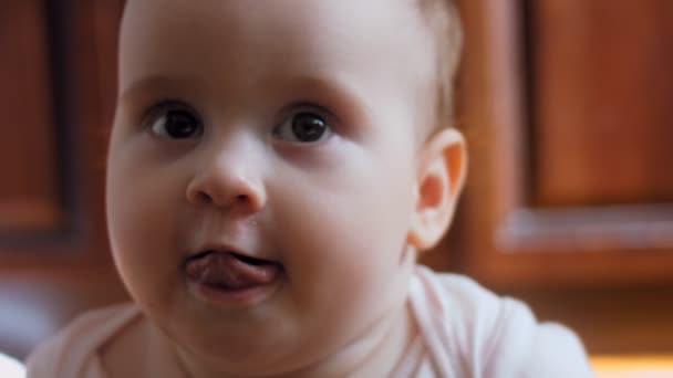 Porträt Eines Einjährigen Mädchens Mit Glücklicher Zunge — Stockvideo
