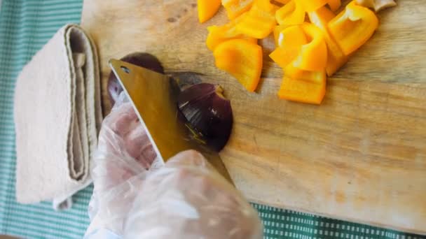 Allo Chef Viene Insegnato Tagliare Cipolle Rosse Con Coltello Speciale — Video Stock
