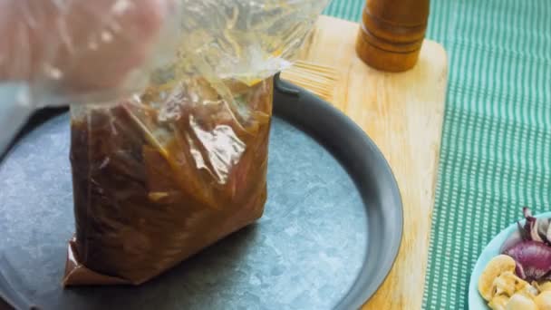 Sojasauce Mariniertes Rindfleisch Plastikfolie Auf Einem Retro Tablett — Stockvideo