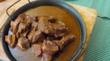 Soya soslu biftek retro tepside marine edildi..